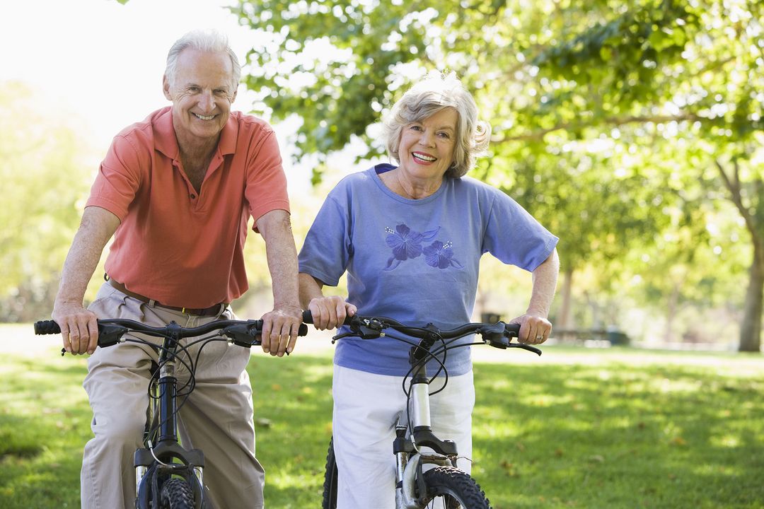 Ein älteres Paar auf Fahrrädern